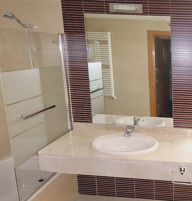 BAÑO PRINCIPAL CON MAMPARA